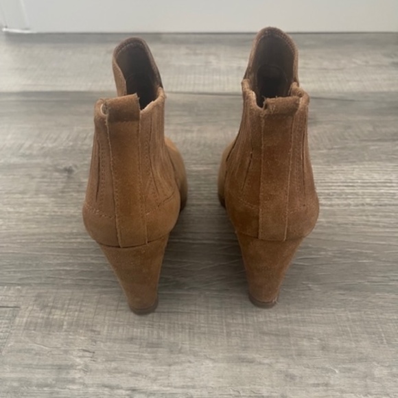 GIANNI BINI Women’s Tan Chestnut Suede Chelsea Ankle Wedge Booties 8.5 - Picture 4 of 6